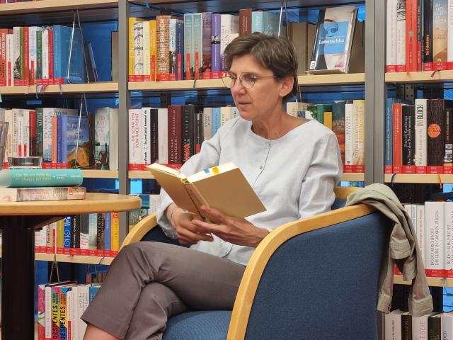 liest im Bildungszentrum