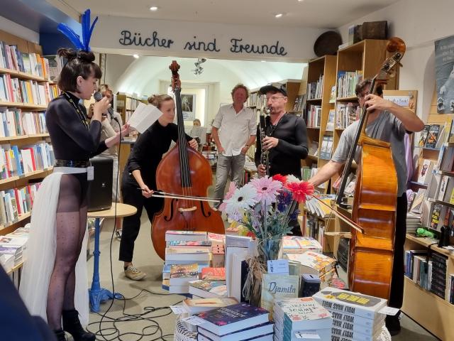 in die Buchhandlung