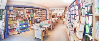 Foto von Buchhandlung. Bücherregale und Büchertisch.