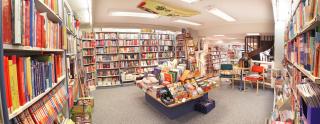 Foto 2 von Buchhandlung. Bücherregale und Büchertisch.